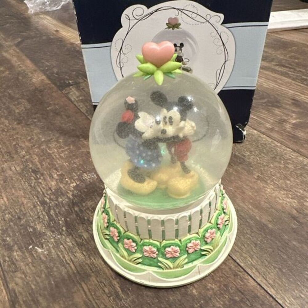 Hallmark Disney A Kiss For Mickey-Minnie Wonders Within. Snow Globe. Foggy